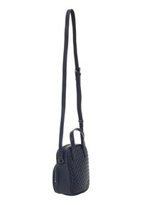 Borsa a tracolla in pelle blu navy con texture intrecciata, due manici corti e una tracolla lunga regolabile. Presenta un compartimento con zip.
