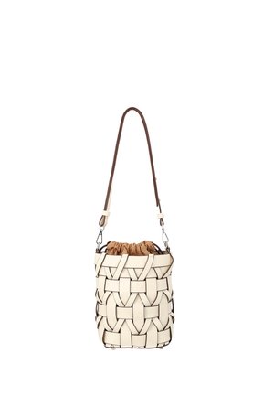 Kermanvärinen punottu nahkainen säkki-laukku, jossa ruskea säädettävä olkahihna ja vaaleanruskea kangasnauhallinen suljin.