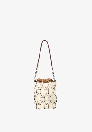 Kermanvärinen punottu nahkainen säkki-laukku, jossa ruskea säädettävä olkahihna ja vaaleanruskea kangasnauhallinen suljin.