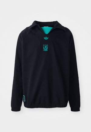 Juodas ilgomis rankovėmis, su apykakle viršus su žalia vidine apykakle, su žalia siuvinėta logotipu bei raukšlėtomis rankovių ir apačios kraštinėmis.