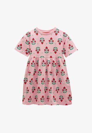 Różowa sukienka dla malucha z krótkim rękawem, z marszczoną talią, ozdobiona wzorami czerwonych truskawek i zielonych liści.