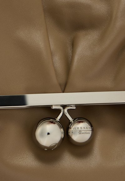 Καφέ δερμάτινη τσάντα χειρός με λεία υφή, μεταλλικό κούμπωμα με στρογγυλεμένες ασημένιες λεπτομέρειες και ανάγλυφο λογότυπο "WEEKEND MaxMara".