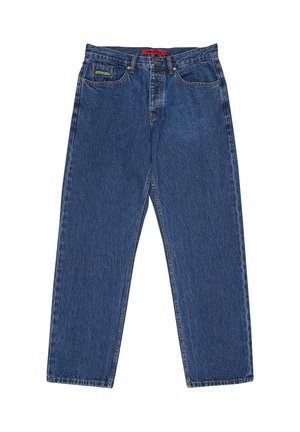 Donkerblauwe denim jeans met een rechte pijp, vijf zakken en een rood merklabel op de tailleband. Opvallende stiknaden over de hele broek.
