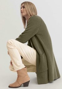 hessnatur Strickjacke - moos