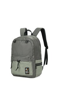 Grijze rugzak met een gestructureerde onderkant, verstelbare schouderbanden, een voorvak met rits, een trekkoordsluiting en een logopatch op de voorkant.