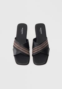 Czarne klapki na płaskiej podeszwie z paskiem ozdobionym geometrycznym wzorem w brązowym kolorze. Gładka faktura oraz logo na wkładce.