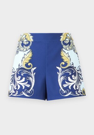 Short bleu taille haute avec motifs floraux baroques blancs et dorés complexes sur les côtés et à l'avant sur un fond bleu clair.