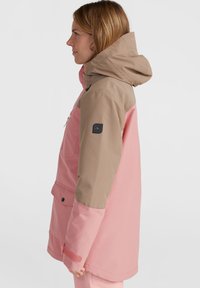 Wasserfeste Jacke in Pink und Braun mit Kapuze, vorn mit einer Tasche, seitlichem Reißverschluss und strukturierter Oberfläche. Verstellbare Bündchen und Logopatch.
