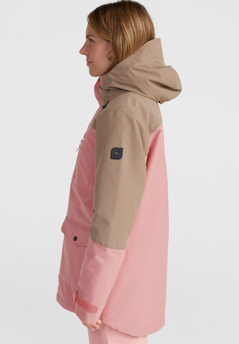 Roze en bruine waterdichte jas met capuchon, voorzien van een voorzak, zijrits en een gestructureerde afwerking. Verstelbare mouwen en een logopatch.