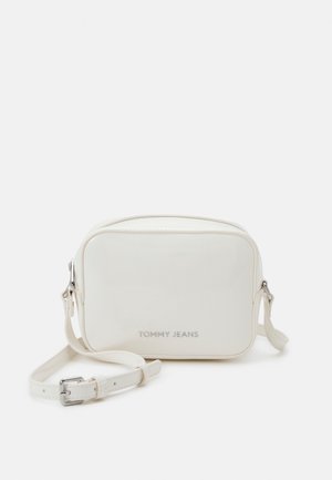Bolso cruzado de piel sintética blanca con forma rectangular, herrajes plateados y logotipo "TOMMY JEANS" en relieve en la parte frontal. Incluye correa ajustable.