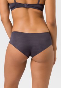 Dunkelgraue nahtlose Bikini-Höschen mit glatter Textur und moderater Bedeckung, die ein einfaches Design und keine sichtbaren Beschläge aufweisen.