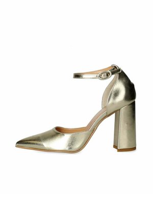 Scarpa con tacco alto in oro metallico, punta affusolata e cinturino alla caviglia. Presenta un tacco quadrato spesso e una superficie liscia e lucida.