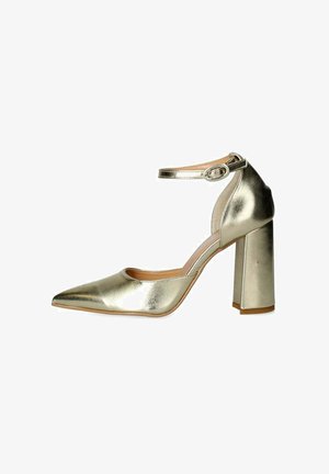 Scarpa con tacco alto in oro metallico, punta affusolata e cinturino alla caviglia. Presenta un tacco quadrato spesso e una superficie liscia e lucida.