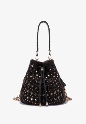 Borsa a secchiello in tessuto scuro, decorata con grandi borchie argentate, dotata di chiusura con coulisse e design a doppio manico, inclusa una tracolla a catena.