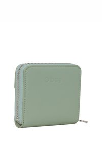 Portafoglio verde menta con una finitura liscia e opaca. Presenta una chiusura con zip e un logo in rilievo sulla parte anteriore. Forma rettangolare con angoli arrotondati.