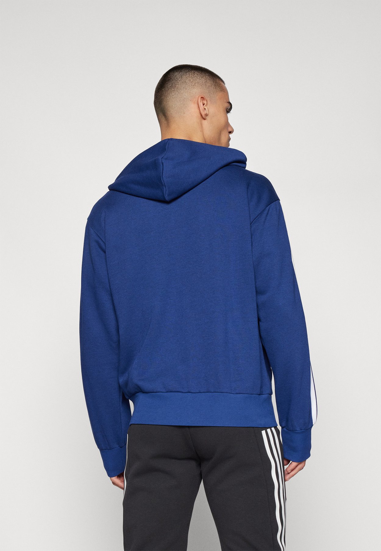 ESSENTIALS THREE STRIPES FLEECE