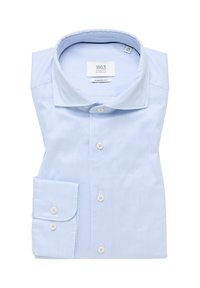 Camicia dress a righe blu chiaro con un taglio moderno. Presenta un colletto a punta, maniche lunghe e polsini abbottonati. Il tessuto è liscio e resistente alle pieghe.
