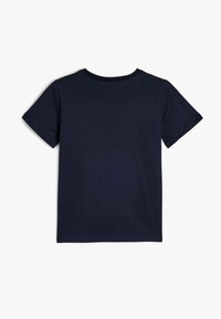 Camiseta de algodón azul marino de manga corta y cuello redondo, con una textura lisa y un diseño de corte regular. Se muestra la vista posterior.