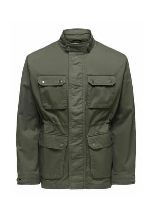 Veste militaire verte avec quatre poches à rabat boutonnées à l'avant et un col montant avec fermeture par bouton-pression.