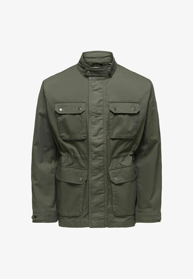 Veste militaire verte avec quatre poches à rabat boutonnées à l'avant et un col montant avec fermeture par bouton-pression.