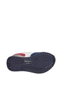 Sneaker da uomo con tomaia bianca, accenti rossi e blu, e una suola in gomma navy testurizzata con il marchio "Pepe Jeans London".