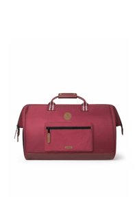 Sac de sport en tissu rouge foncé avec une poche avant zippée, deux poignées et une forme ronde. Comprend un logo et des accents en cuir.