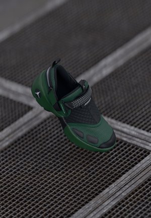 JORDAN TRUNNER LX - Trainers - fir/white/reflective silver-coloured/black