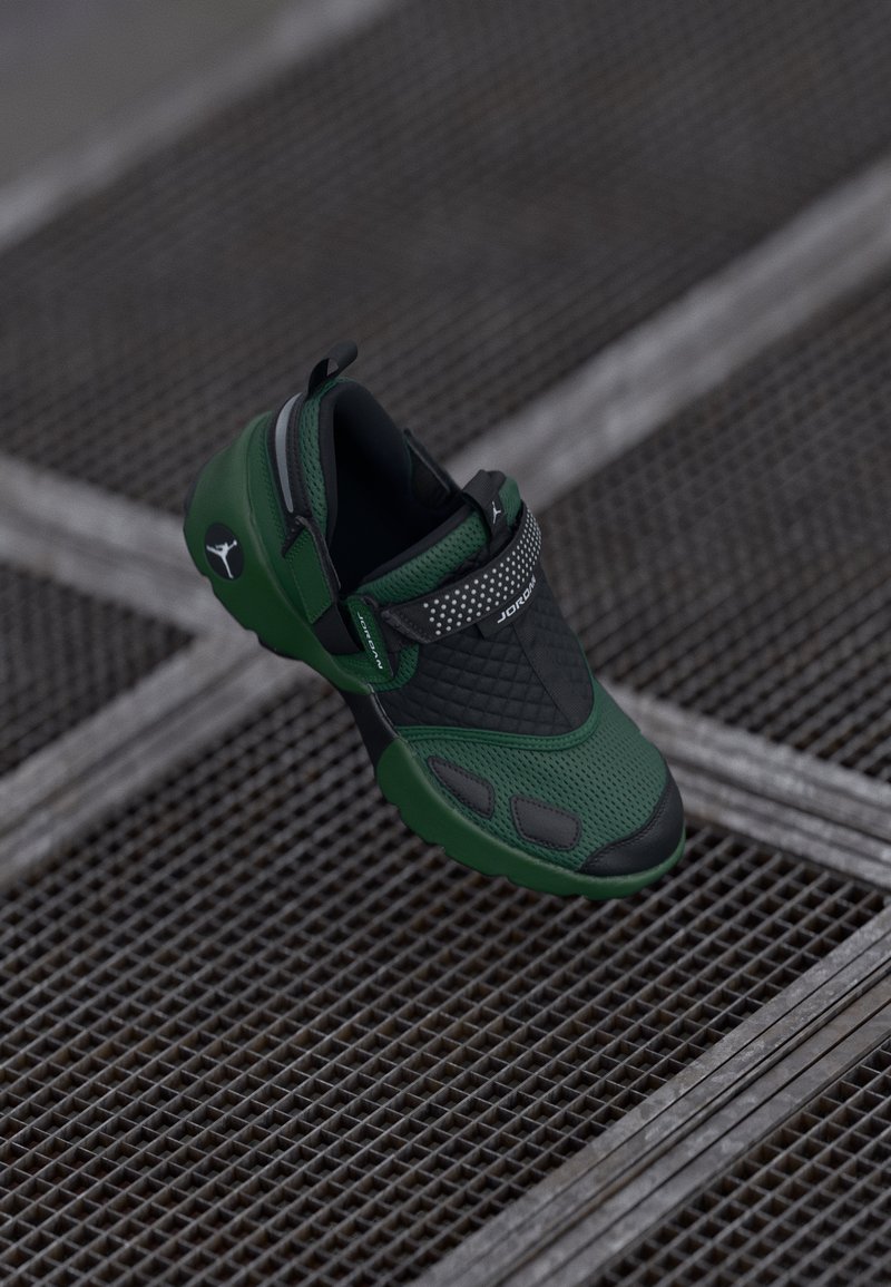 Groene sneaker met een zwart gaasontwerp, gevoerde zool en verstelbare band. Heeft een gestructureerd oppervlak en een subtiele logo-detail.