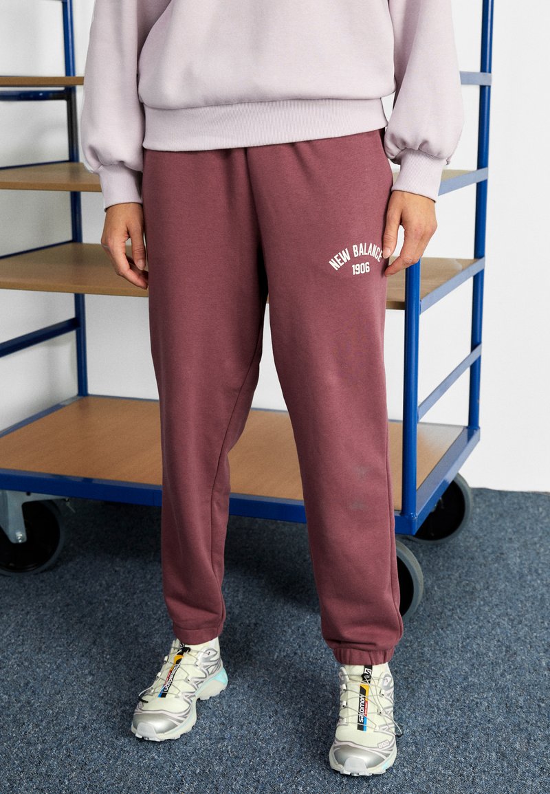 New Balance ESSENTIALS VARSITY - Tracksuit bottoms - washed burgundy