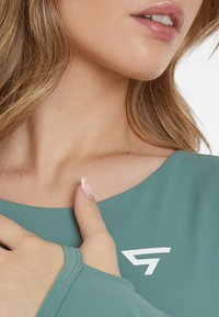 SQUATPROOF HOLLOW OUT CROPPED  - Top dugih rukava - water blue