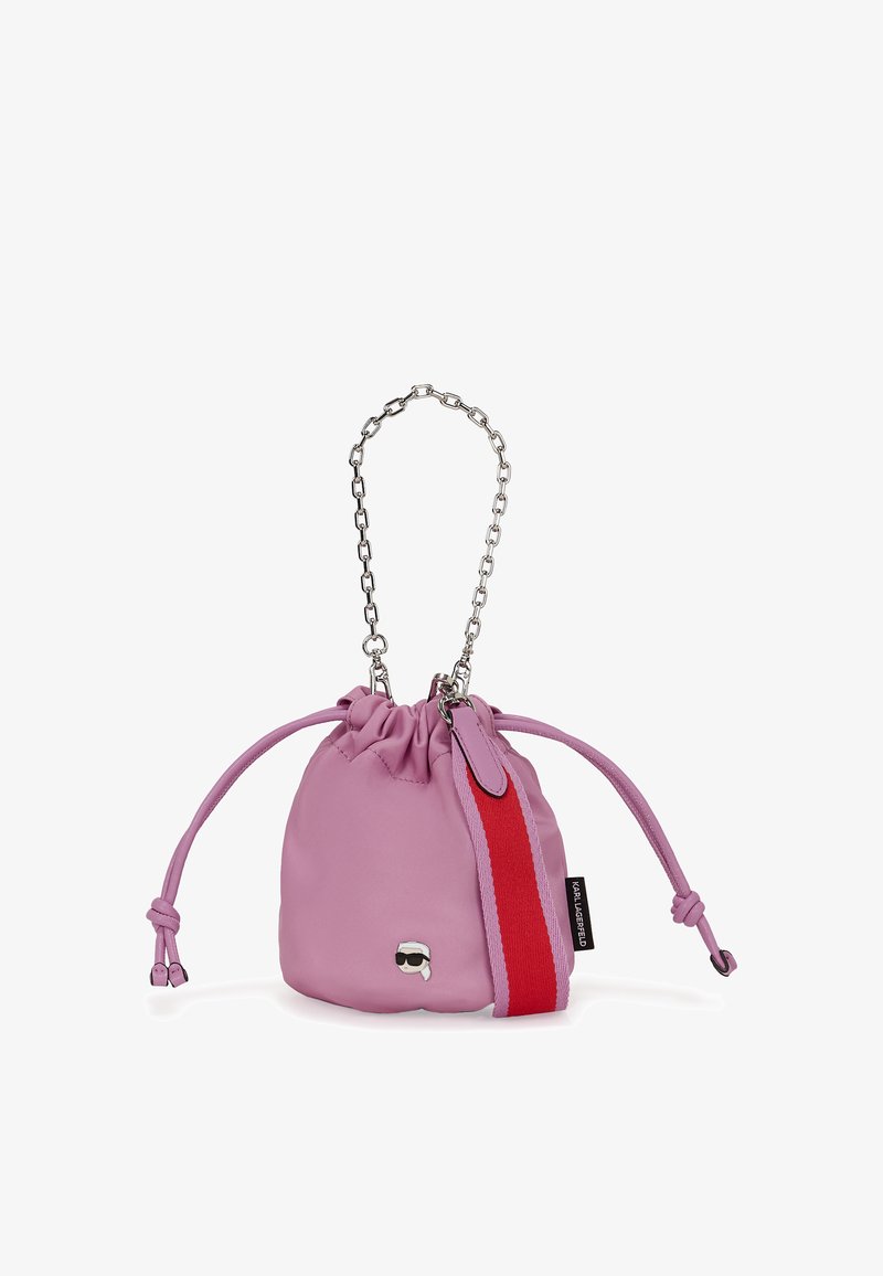 Borsa a sacchetto rosa con cordoncino realizzata in materiale liscio. Presenta una tracolla in catena argentata, una striscia di accento rossa e un piccolo dettaglio con emblema.