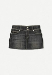 Temna denim krila s prilegajočo zasnovo, dvema sprednjima žepoma in razpetim robom. Ima dve kovinski gumb na pasu.