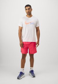 Nike Performance CHALLENGER SHORT - Sport rövidnadrágok - aster pink/black