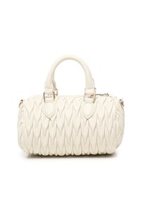 Borsa a tracolla in pelle color crema, trapuntata, con manici arrotondati, hardware dorato e chiusura con zip su sfondo bianco.