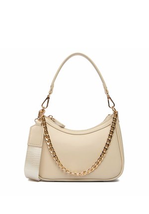 Bolso de hombro de cuero beige con detalle de cadena dorada, cierre de cremallera, correa ancha de tela desmontable y un elegante asa de cuero.