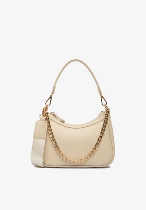 Bolso de hombro de cuero beige con detalle de cadena dorada, cierre de cremallera, correa ancha de tela desmontable y un elegante asa de cuero.