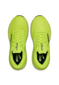 Scarpe da corsa giallo neon con tomaia in mesh testurizzato, interno navy a contrasto e sistema di allacciatura con brand Brooks.