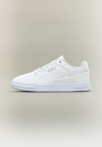 Λευκά αθλητικά παπούτσια από λείο δέρμα με χαμηλό σχεδιασμό. Διαθέτουν υφασμένο πάτο και λεπτομέρειες λογότυπου στο πλάι. Κλείσιμο με κορδόνια.