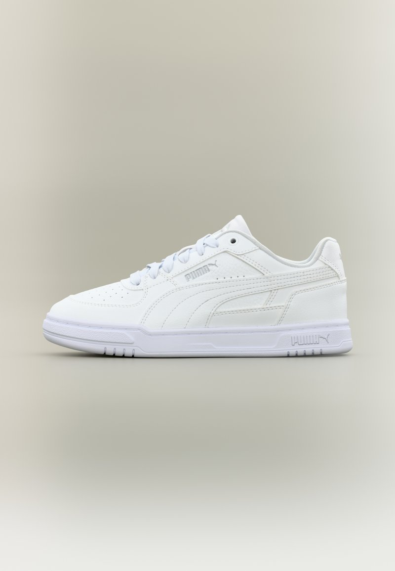 Λευκά αθλητικά παπούτσια από λείο δέρμα με χαμηλό σχεδιασμό. Διαθέτουν υφασμένο πάτο και λεπτομέρειες λογότυπου στο πλάι. Κλείσιμο με κορδόνια.