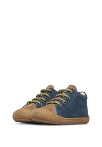 Scarpe per bambini in suede marrone e blu con lacci verdi e suole in gomma, posizionate affiancate su uno sfondo bianco.
