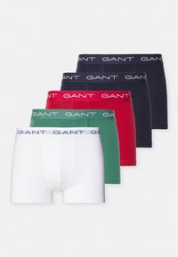 Cinque paia di boxer in bianco, verde, rosso, blu navy e nero. Ognuno presenta un morbido elastico con la scritta "GANT" in lettere bianche. Materiale in cotone.
