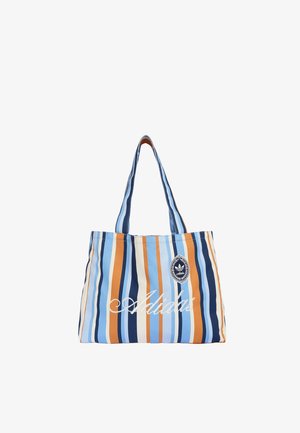 Borsa a tracolla a righe con linee verticali blu, arancioni e bianche, con logo Adidas ricamato bianco e stemma sul davanti.