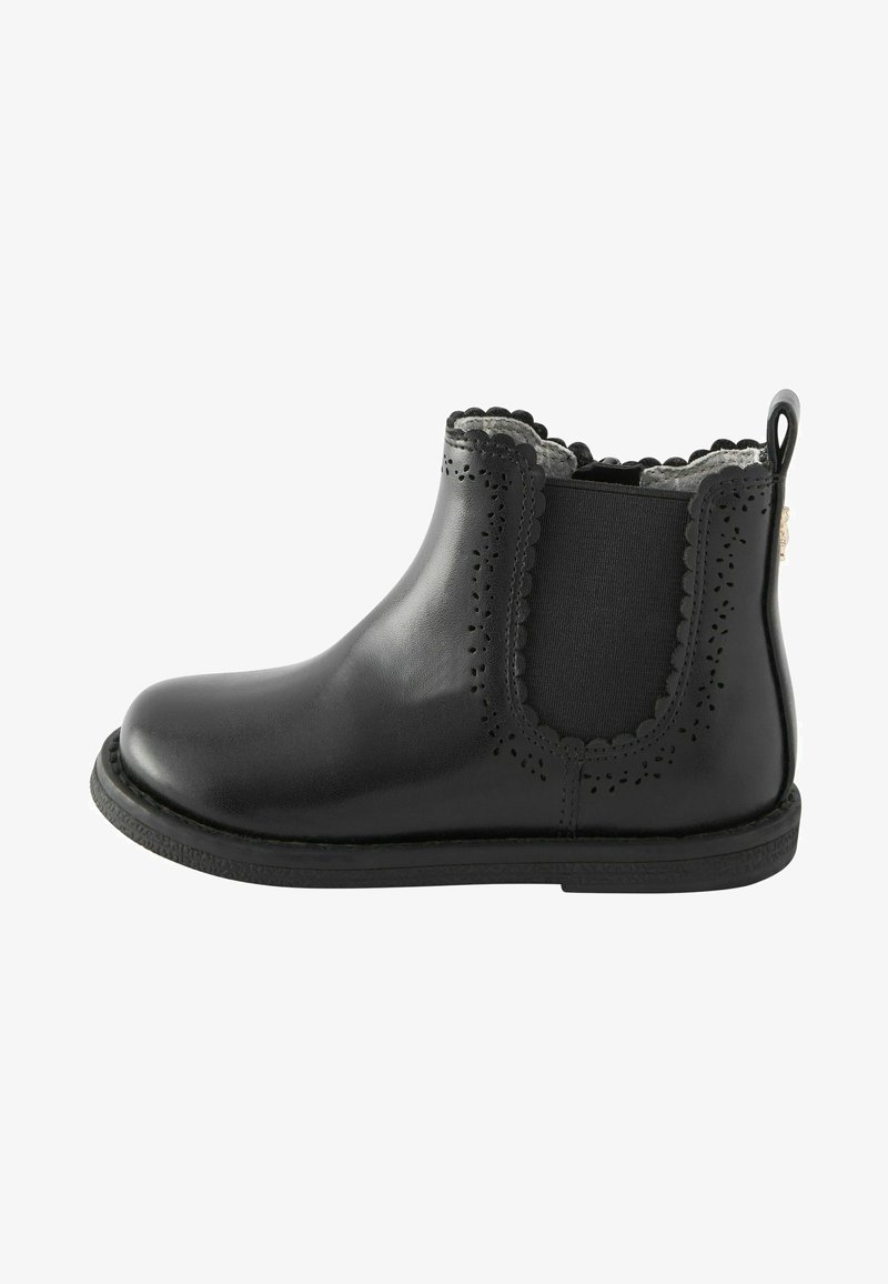 Must musta ankle boot, mille ääreline serv, elastsed külgpaneelid ja dekoratiivsed perforatsioonid. Sile tekstuur ja ümar varvas.