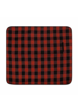 Individual rectangular de tela con patrón de cuadros búfalo en rojo y negro, con esquinas redondeadas y una pequeña etiqueta negra en el lado derecho.