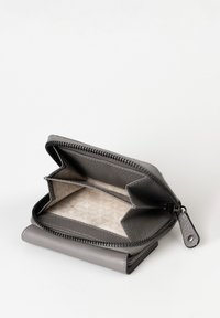 Portafoglio grigio con zip caratterizzato da un materiale esterno testurizzato, due scomparti e un interno chiaro a motivi. Accentato da cuciture a contrasto.