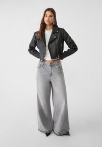 Stradivarius Bunda z umělé kůže - black