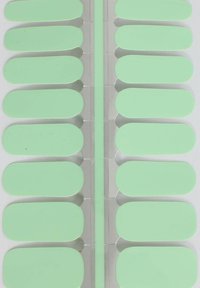 Muntgroene nagelwraps gerangschikt in een raster, met ovale vormen en een glanzende textuur, en een semi-doorzichtige achterkant voor gemakkelijke applicatie.