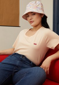 Levi's® Plus THE PERFECT TEE - T-shirt básica - peach puree