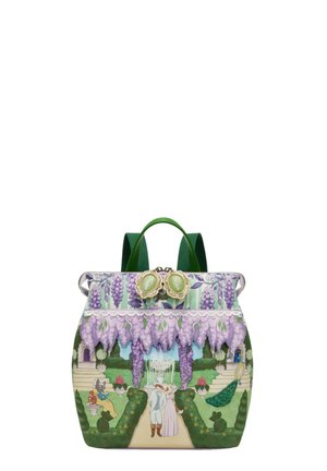 Zaino con scena di giardino che presenta glicine, fontana, statue e coppia in abiti d'epoca sotto viti fiorite viola.
