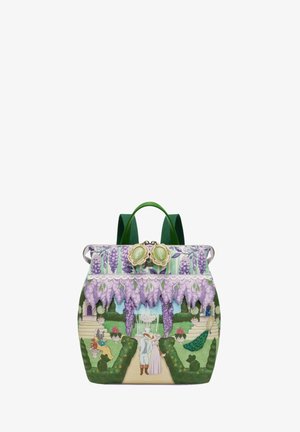 Sac à dos avec une scène de jardin comprenant des glycines, une fontaine, des statues et un couple en tenue vintage sous des vignes fleuries violettes.